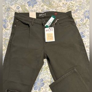 Red Ale by Alesbury Men’s straight leg pants